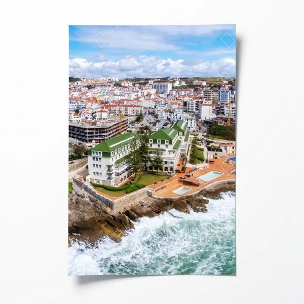 Plakat widok z lotu ptaka na nadmorskie miasteczko z falami