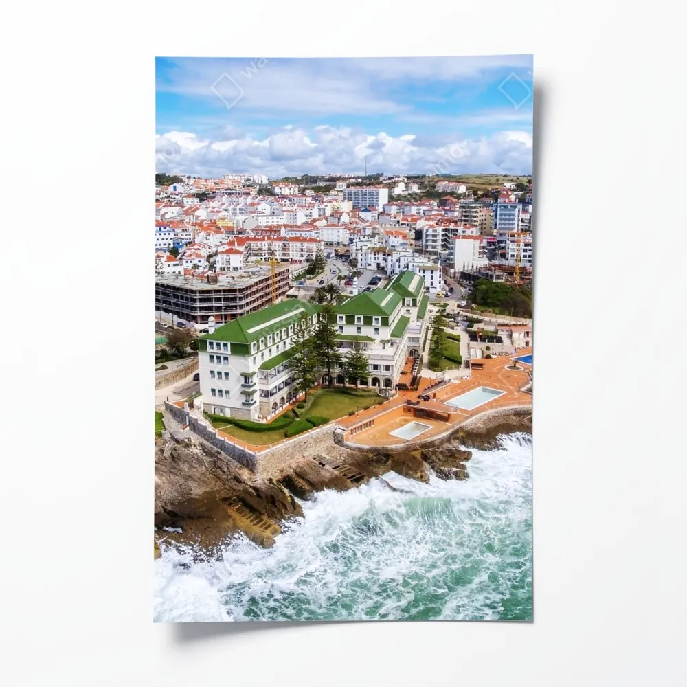 Plakat widok z lotu ptaka na nadmorskie miasteczko z falami – Wallissimo® Plakat widok z lotu ptaka na nadmorskie miasteczko z falami – Wallissimo®