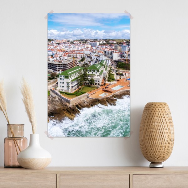 Plakat widok z lotu ptaka na nadmorskie miasteczko z falami – Wallissimo® Plakat widok z lotu ptaka na nadmorskie miasteczko z falami – Wallissimo®