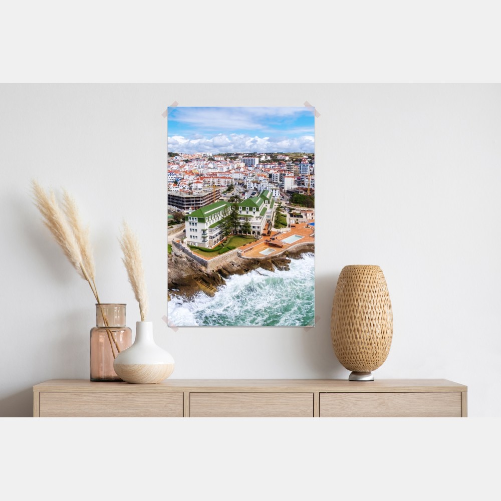 Plakat widok z lotu ptaka na nadmorskie miasteczko z falami – Wallissimo® Plakat widok z lotu ptaka na nadmorskie miasteczko z falami – Wallissimo®