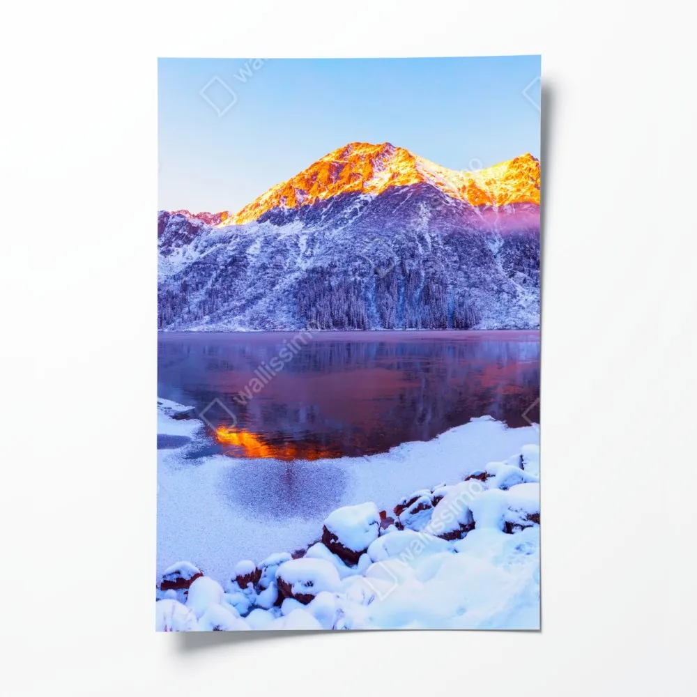 Plakat góry skąpane w świetle wschodu nad zamarzniętym jeziorem – Wallissimo® Plakat góry skąpane w świetle wschodu nad zamarzniętym jeziorem – Wallissimo®