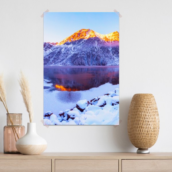Plakat góry skąpane w świetle wschodu nad zamarzniętym jeziorem – Wallissimo® Plakat góry skąpane w świetle wschodu nad zamarzniętym jeziorem – Wallissimo®