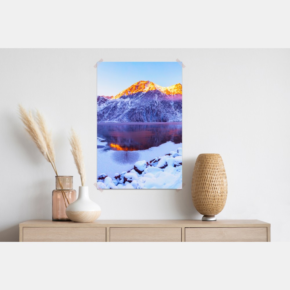 Plakat góry skąpane w świetle wschodu nad zamarzniętym jeziorem – Wallissimo® Plakat góry skąpane w świetle wschodu nad zamarzniętym jeziorem – Wallissimo®