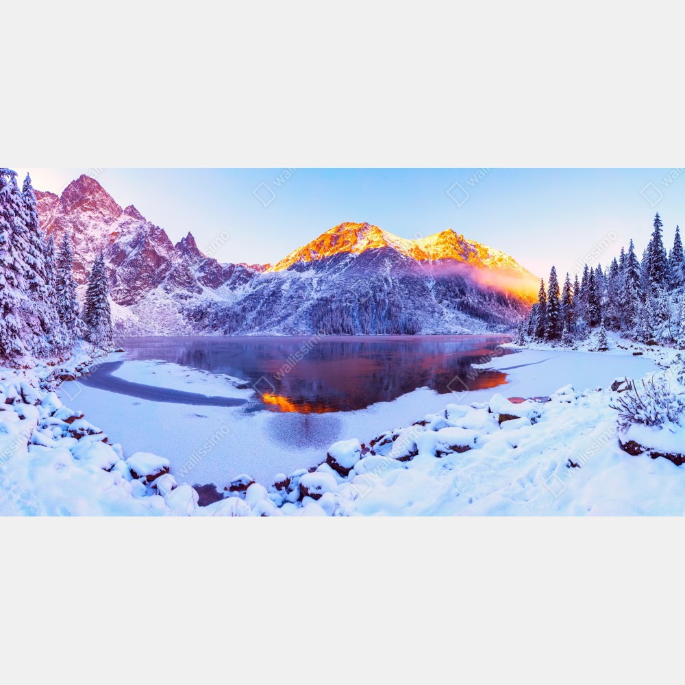 Plakat góry skąpane w świetle wschodu nad zamarzniętym jeziorem – Wallissimo® Plakat góry skąpane w świetle wschodu nad zamarzniętym jeziorem – Wallissimo®