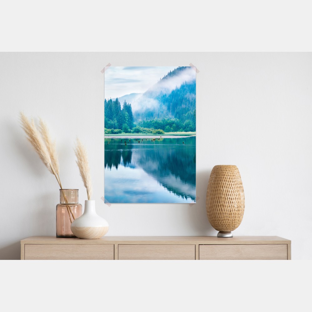 Plakat mglisty poranek nad jeziorem Lacu Rosu, Rumunia – Wallissimo® Plakat mglisty poranek nad jeziorem Lacu Rosu, Rumunia – Wallissimo®