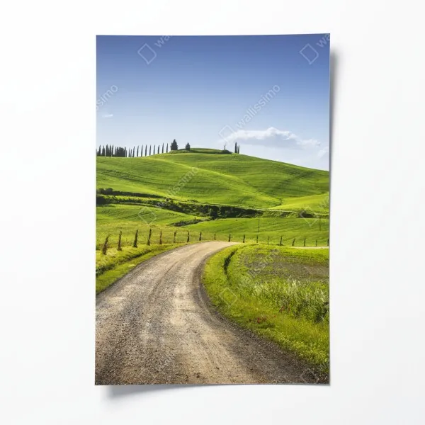 Plakat wiejska droga w Toskanii przez zielone wzgórza
