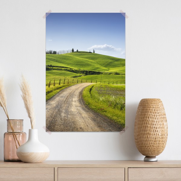 Plakat wiejska droga w Toskanii przez zielone wzgórza – Wallissimo® Plakat wiejska droga w Toskanii przez zielone wzgórza – Wallissimo®
