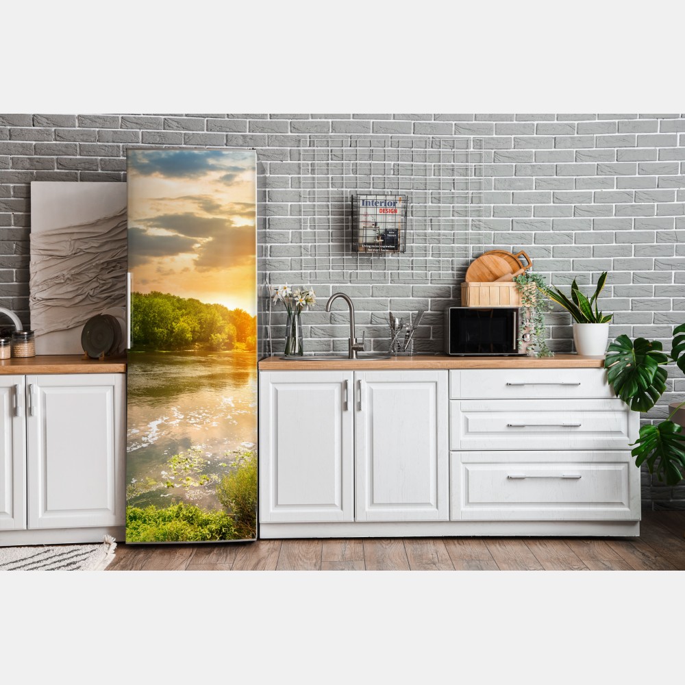 Naklejka na lodówkę spokojny zachód słońca nad rzeką i zielonym lasem – Wallissimo® Naklejka na lodówkę spokojny zachód słońca nad rzeką i zielonym lasem – Wallissimo®
