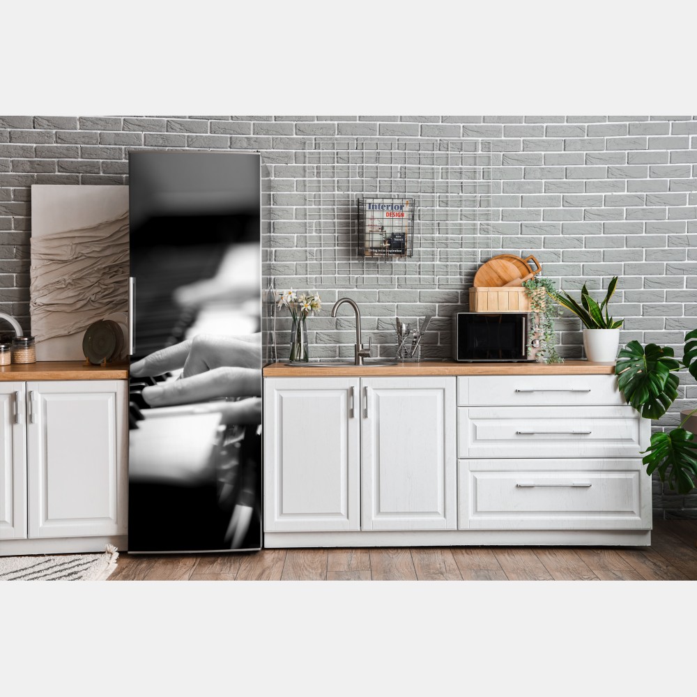 Naklejka na lodówkę ręce przy klawiaturze fortepianu w czerni i bieli – Wallissimo® Naklejka na lodówkę ręce przy klawiaturze fortepianu w czerni i bieli – Wallissimo®