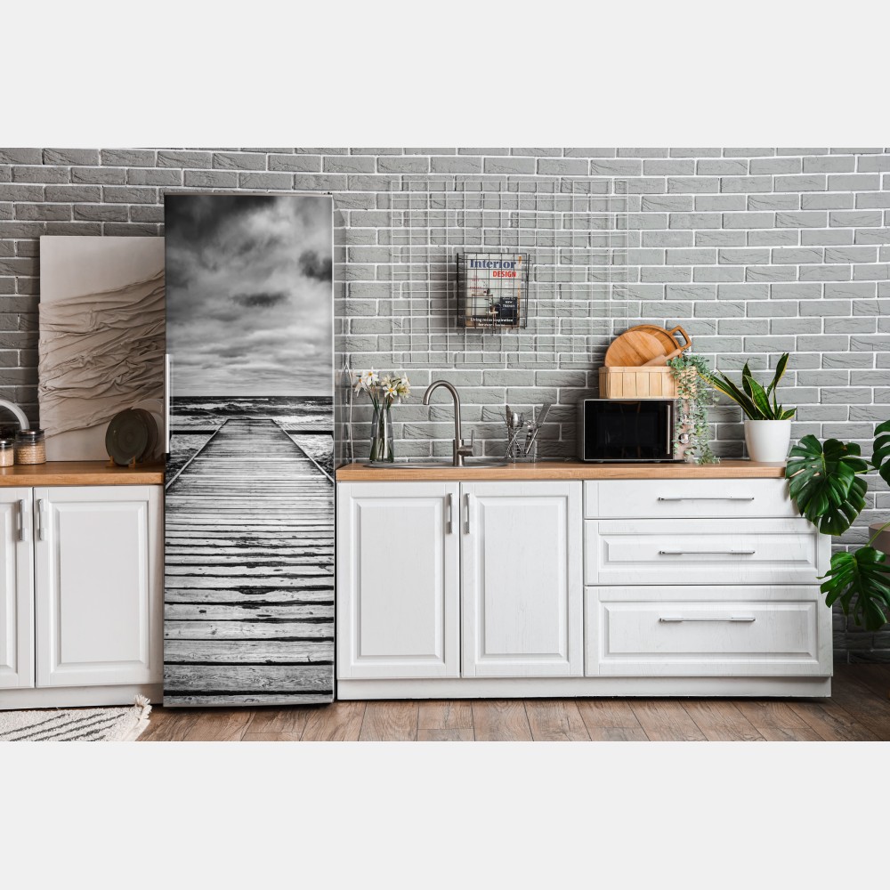 Naklejka na lodówkę dramatyczne czarno-białe molo prowadzące w burzliwe morze – Wallissimo® Naklejka na lodówkę dramatyczne czarno-białe molo prowadzące w burzliwe morze – Wallissimo®