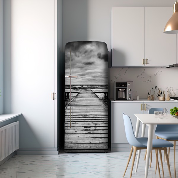 Naklejka na lodówkę dramatyczne czarno-białe molo prowadzące w burzliwe morze – Wallissimo® Naklejka na lodówkę dramatyczne czarno-białe molo prowadzące w burzliwe morze – Wallissimo®