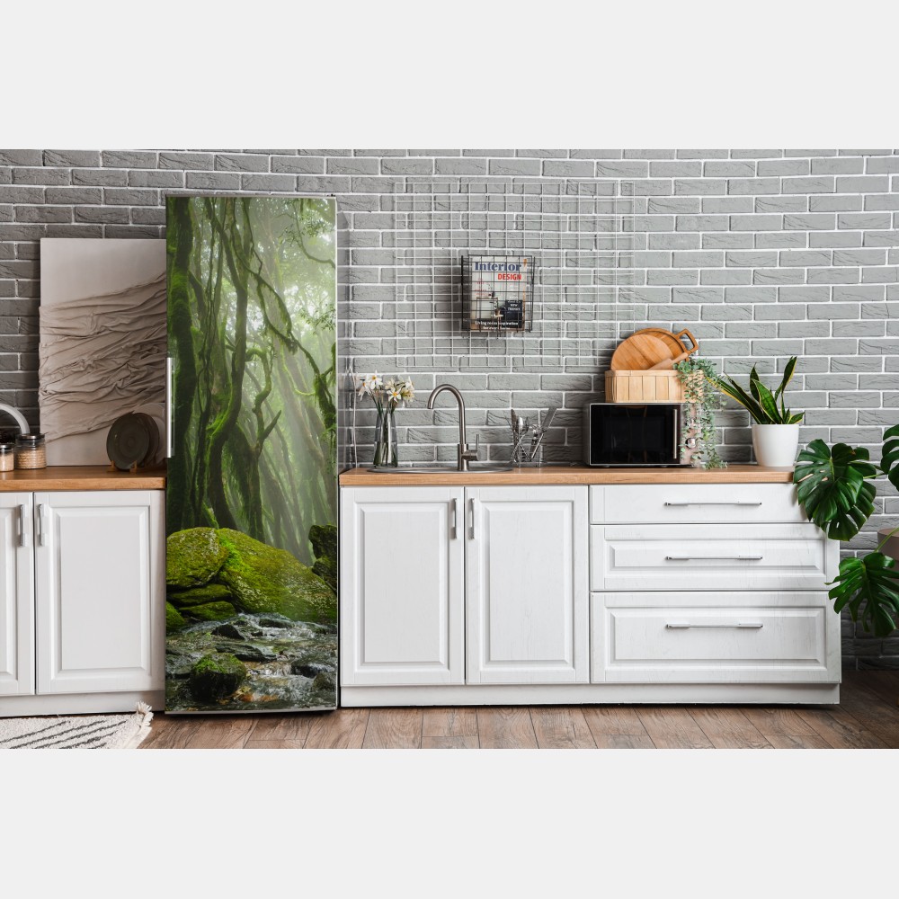 Naklejka na lodówkę las ze strumieniem we mgle – Wallissimo® Naklejka na lodówkę las ze strumieniem we mgle – Wallissimo®