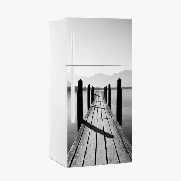 Naklejka na lodówkę spokojny pomost nad jeziorem w czerni i bieli