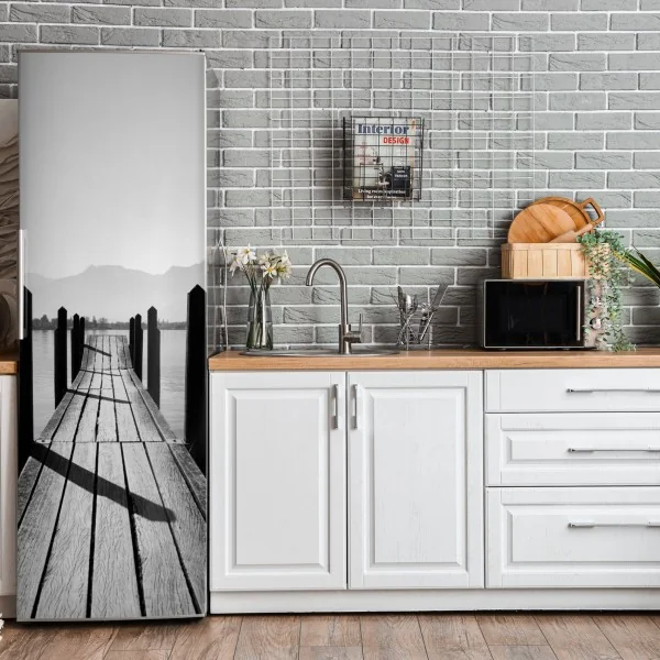Naklejka na lodówkę spokojny pomost nad jeziorem w czerni i bieli – Wallissimo® Naklejka na lodówkę spokojny pomost nad jeziorem w czerni i bieli – Wallissimo®