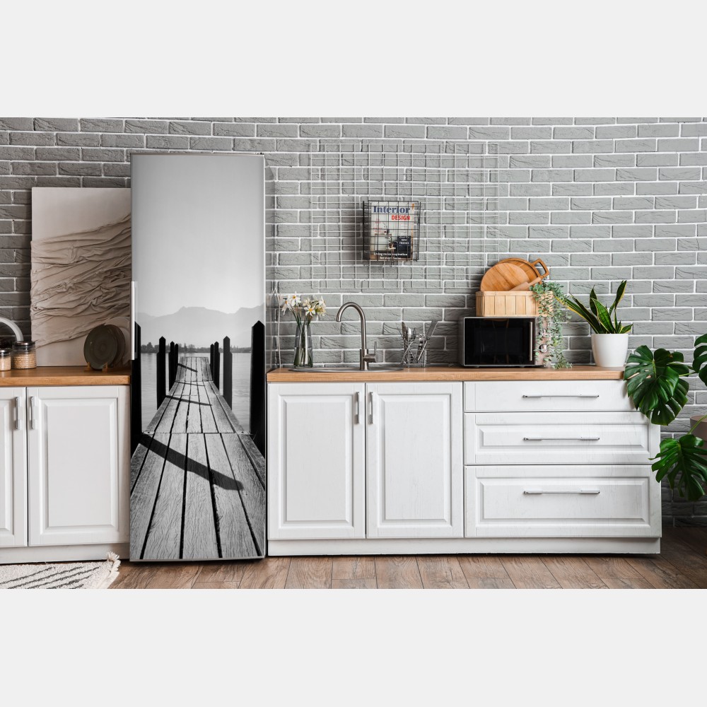 Naklejka na lodówkę spokojny pomost nad jeziorem w czerni i bieli – Wallissimo® Naklejka na lodówkę spokojny pomost nad jeziorem w czerni i bieli – Wallissimo®