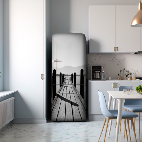 Naklejka na lodówkę spokojny pomost nad jeziorem w czerni i bieli – Wallissimo® Naklejka na lodówkę spokojny pomost nad jeziorem w czerni i bieli – Wallissimo®