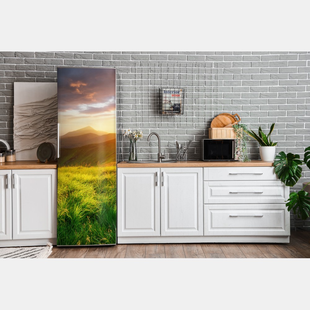 Naklejka na lodówkę słoneczna górska łąka o wschodzie słońca – Wallissimo® Naklejka na lodówkę słoneczna górska łąka o wschodzie słońca – Wallissimo®