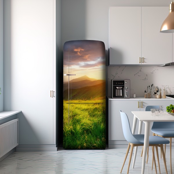 Naklejka na lodówkę słoneczna górska łąka o wschodzie słońca – Wallissimo® Naklejka na lodówkę słoneczna górska łąka o wschodzie słońca – Wallissimo®