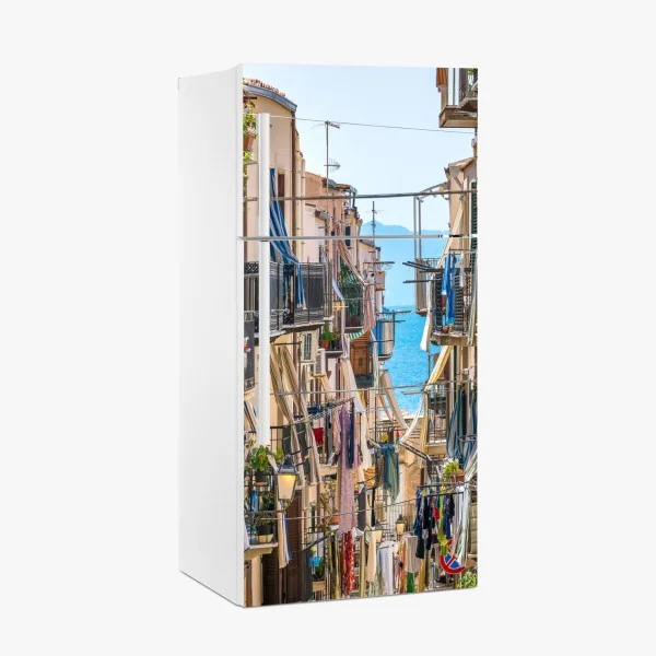 Naklejka na lodówkę słoneczna uliczka nad morzem z widokiem na zatokę