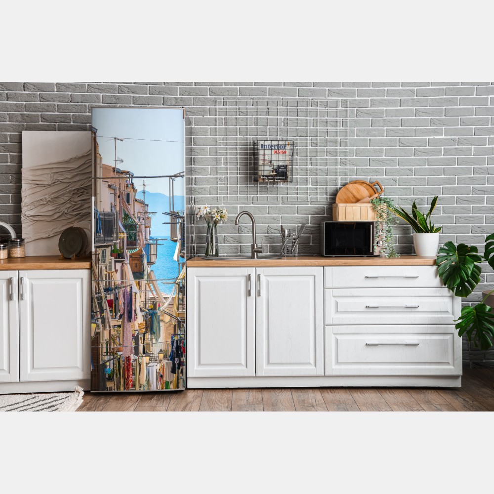 Naklejka na lodówkę słoneczna uliczka nad morzem z widokiem na zatokę – Wallissimo® Naklejka na lodówkę słoneczna uliczka nad morzem z widokiem na zatokę – Wallissimo®