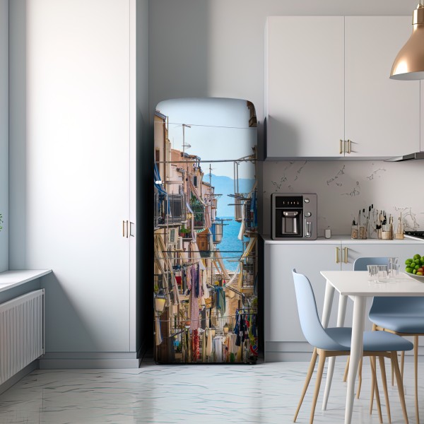 Naklejka na lodówkę słoneczna uliczka nad morzem z widokiem na zatokę – Wallissimo® Naklejka na lodówkę słoneczna uliczka nad morzem z widokiem na zatokę – Wallissimo®