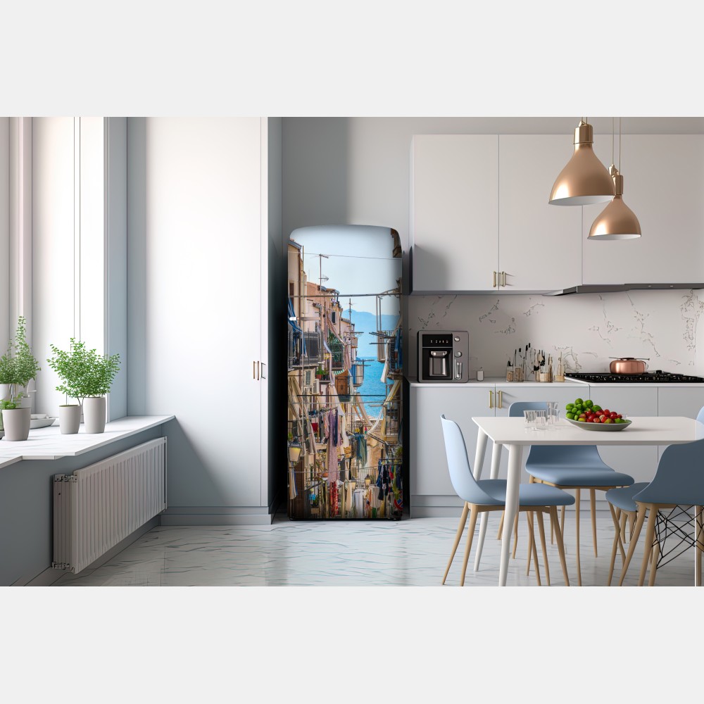 Naklejka na lodówkę słoneczna uliczka nad morzem z widokiem na zatokę – Wallissimo® Naklejka na lodówkę słoneczna uliczka nad morzem z widokiem na zatokę – Wallissimo®