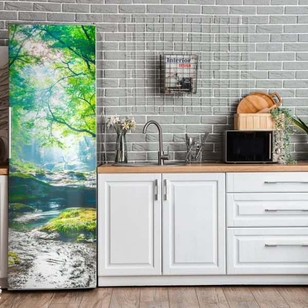 Naklejka na lodówkę słoneczny leśny strumień z mchem – Wallissimo® Naklejka na lodówkę słoneczny leśny strumień z mchem – Wallissimo®
