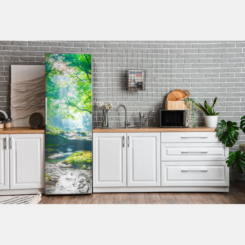 Naklejka na lodówkę słoneczny leśny strumień z mchem – Wallissimo® Naklejka na lodówkę słoneczny leśny strumień z mchem – Wallissimo®