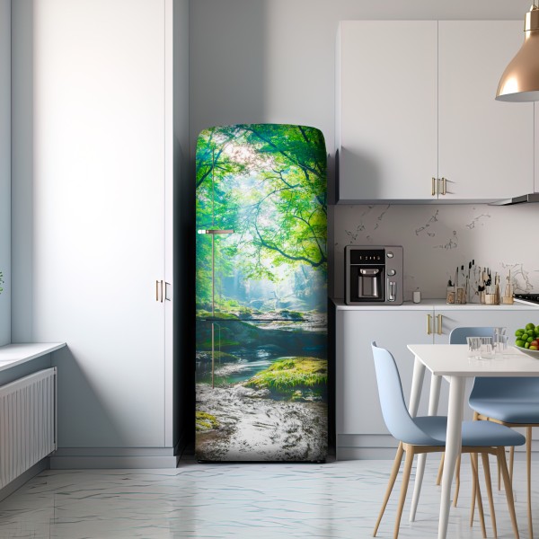 Naklejka na lodówkę słoneczny leśny strumień z mchem – Wallissimo® Naklejka na lodówkę słoneczny leśny strumień z mchem – Wallissimo®
