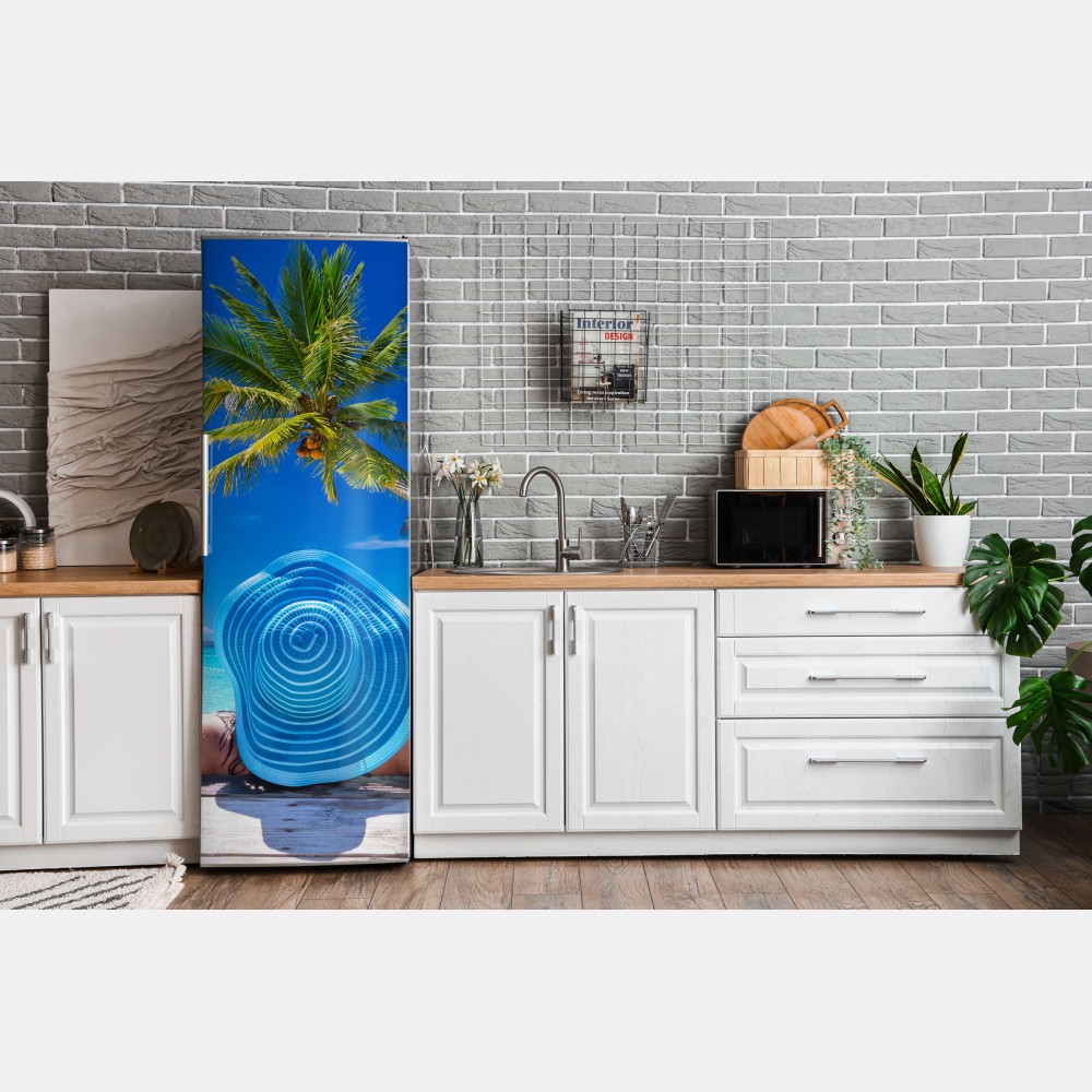 Naklejka na lodówkę tropikalna plaża z niebieskim kapeluszem – Wallissimo® Naklejka na lodówkę tropikalna plaża z niebieskim kapeluszem – Wallissimo®