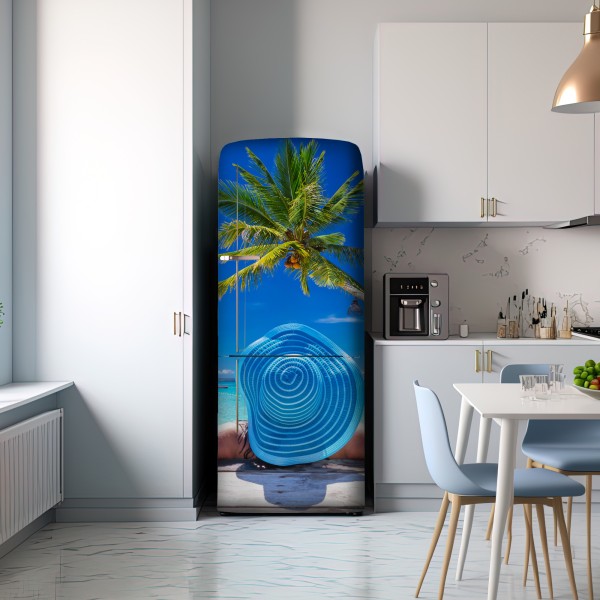 Naklejka na lodówkę tropikalna plaża z niebieskim kapeluszem – Wallissimo® Naklejka na lodówkę tropikalna plaża z niebieskim kapeluszem – Wallissimo®