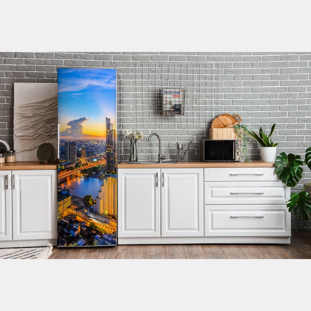 Naklejka na lodówkę tętniąca życiem panorama miasta o zmierzchu – Wallissimo® Naklejka na lodówkę tętniąca życiem panorama miasta o zmierzchu – Wallissimo®