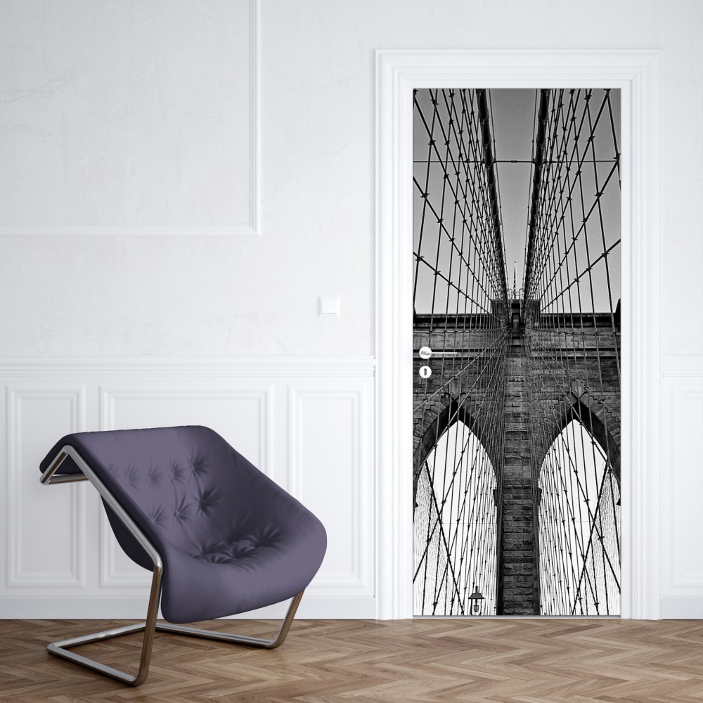 Naklejka na drzwi symetryczny most wiszący w czerni i bieli – Wallissimo® Naklejka na drzwi symetryczny most wiszący w czerni i bieli – Wallissimo®