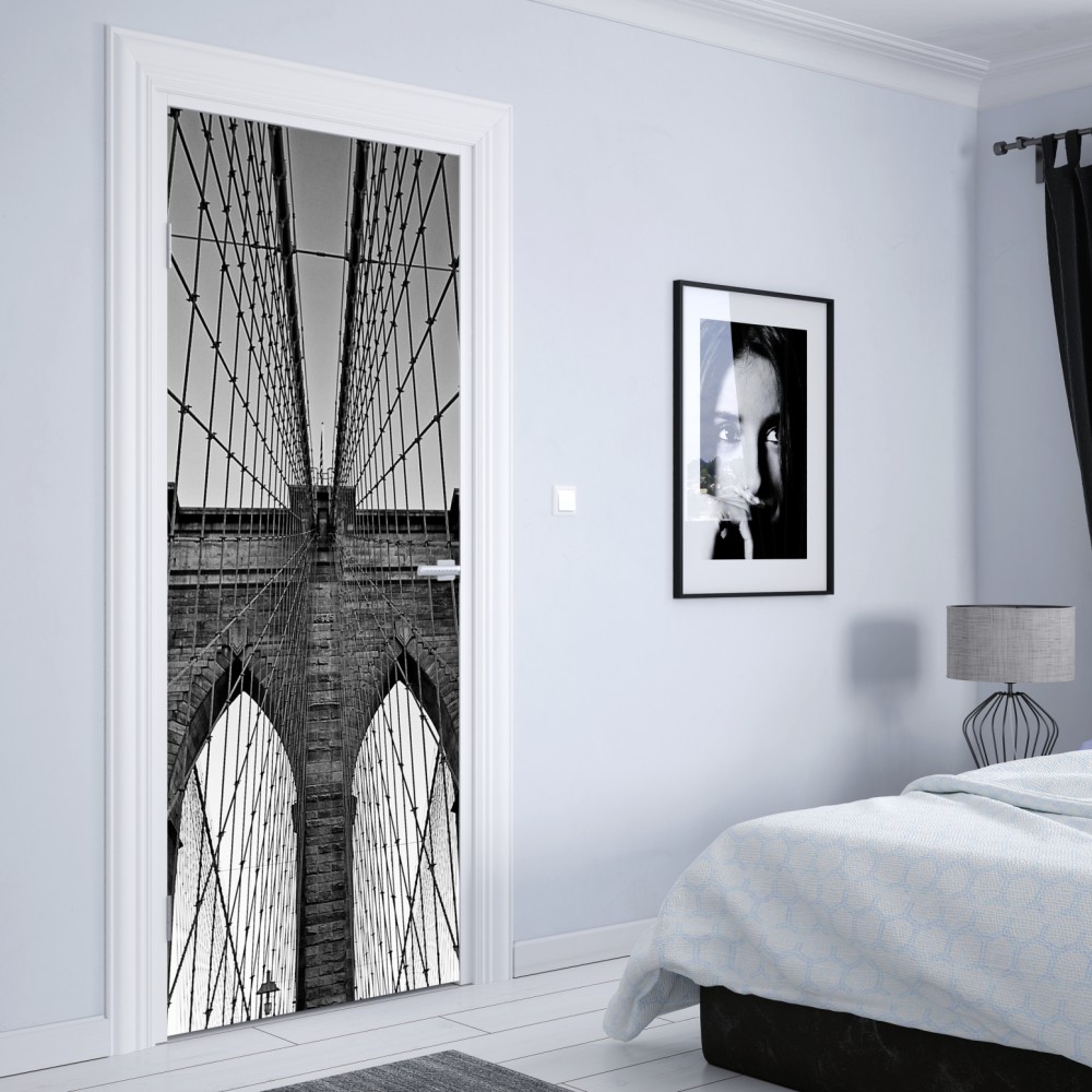Naklejka na drzwi symetryczny most wiszący w czerni i bieli – Wallissimo® Naklejka na drzwi symetryczny most wiszący w czerni i bieli – Wallissimo®