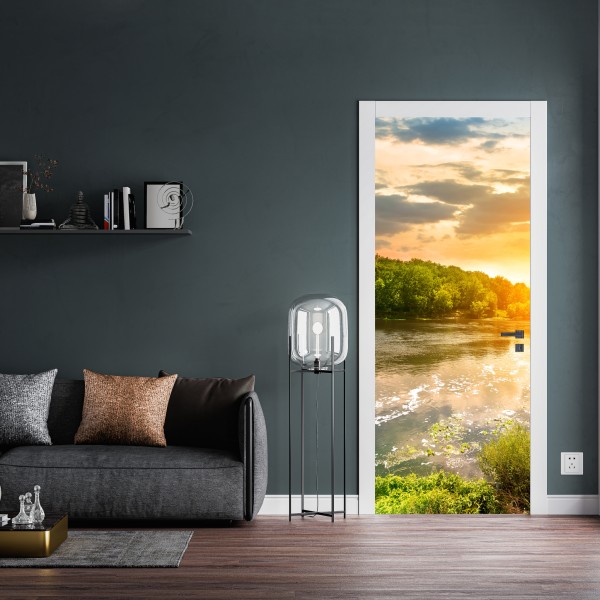 Naklejka na drzwi spokojny zachód słońca nad rzeką i zielonym lasem – Wallissimo® Naklejka na drzwi spokojny zachód słońca nad rzeką i zielonym lasem – Wallissimo®