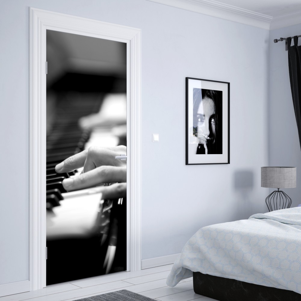 Naklejka na drzwi ręce przy klawiaturze fortepianu w czerni i bieli – Wallissimo® Naklejka na drzwi ręce przy klawiaturze fortepianu w czerni i bieli – Wallissimo®