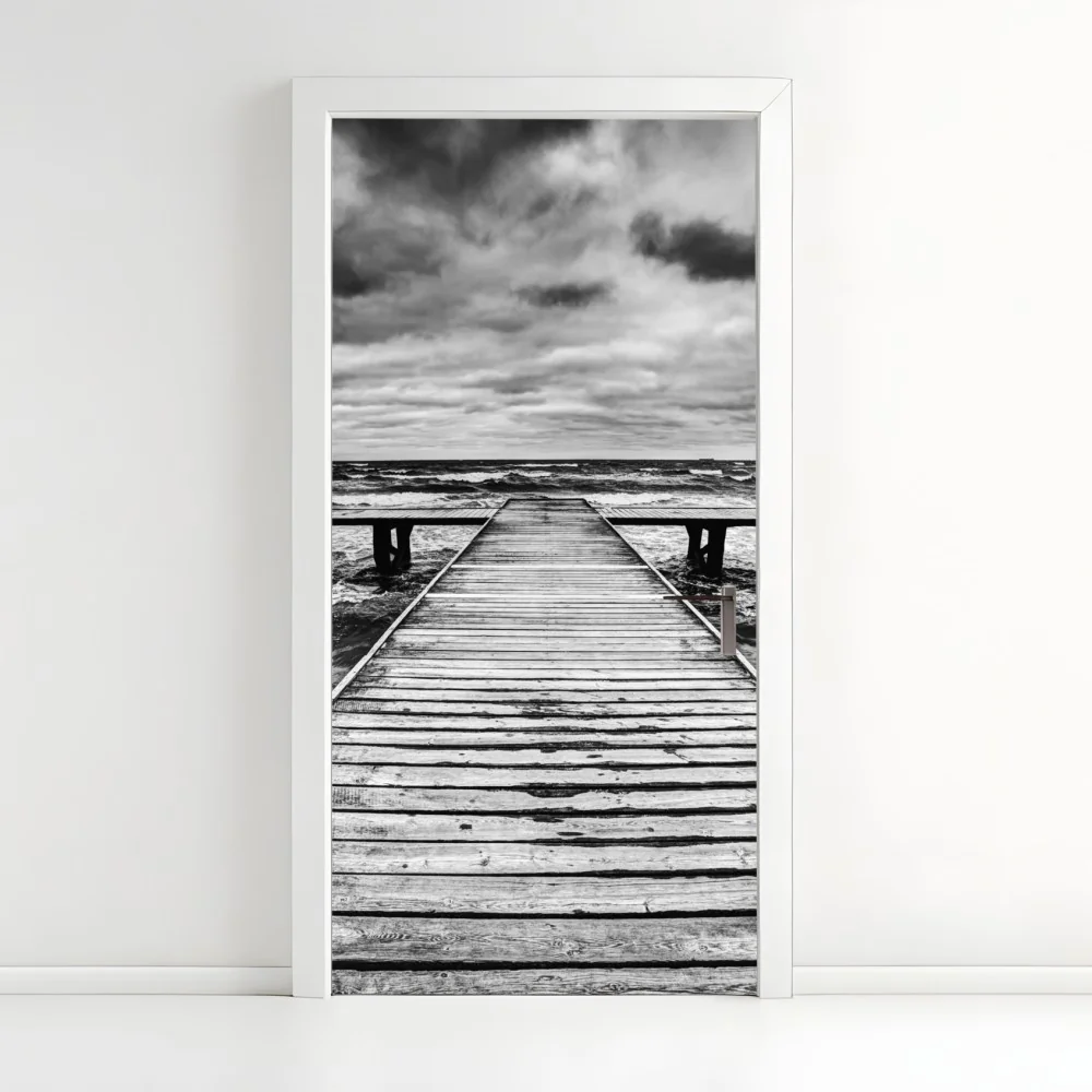 Naklejka na drzwi dramatyczne czarno-białe molo prowadzące w burzliwe morze – Wallissimo® Naklejka na drzwi dramatyczne czarno-białe molo prowadzące w burzliwe morze – Wallissimo®