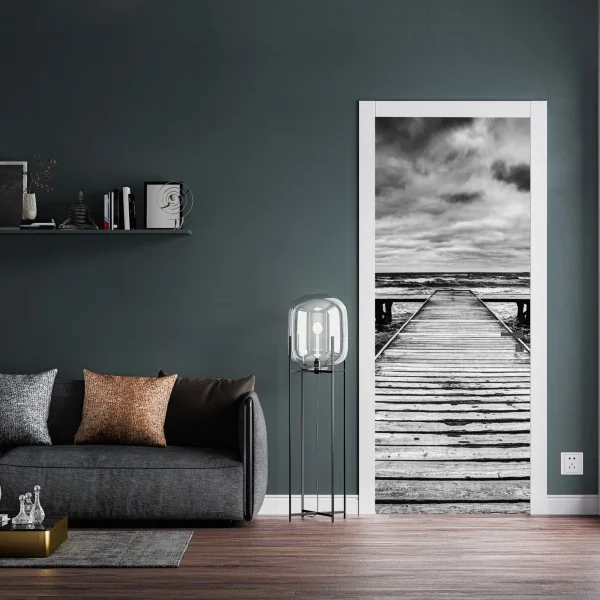 Naklejka na drzwi dramatyczne czarno-białe molo prowadzące w burzliwe morze – Wallissimo® Naklejka na drzwi dramatyczne czarno-białe molo prowadzące w burzliwe morze – Wallissimo®