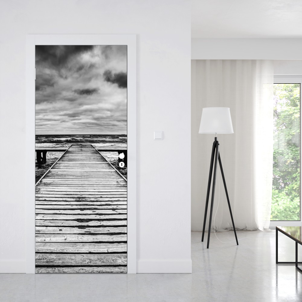 Naklejka na drzwi dramatyczne czarno-białe molo prowadzące w burzliwe morze – Wallissimo® Naklejka na drzwi dramatyczne czarno-białe molo prowadzące w burzliwe morze – Wallissimo®