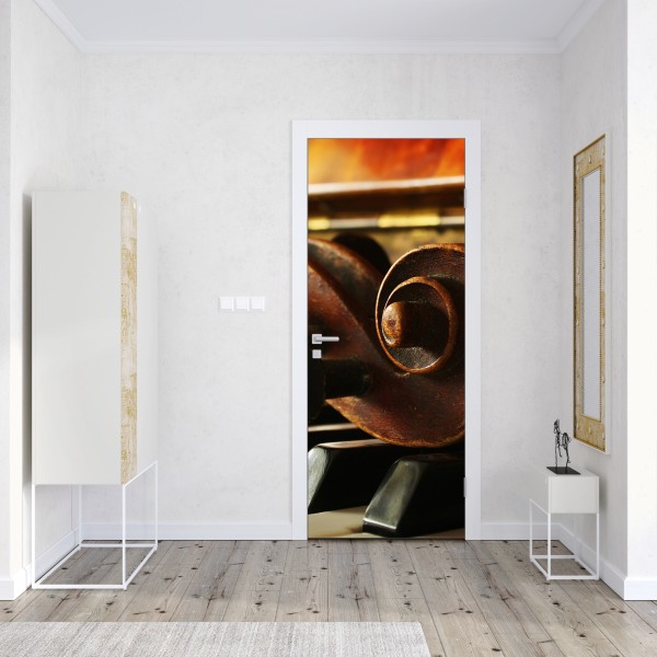 Naklejka na drzwi zabytkowa główka skrzypiec na klawiszach fortepianu – Wallissimo® Naklejka na drzwi zabytkowa główka skrzypiec na klawiszach fortepianu – Wallissimo®