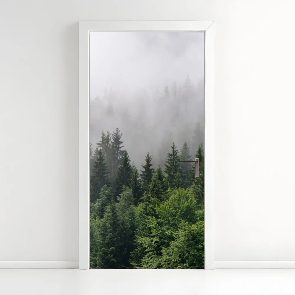 Naklejka na drzwi mglisty las iglasty panorama – Wallissimo® Naklejka na drzwi mglisty las iglasty panorama – Wallissimo®