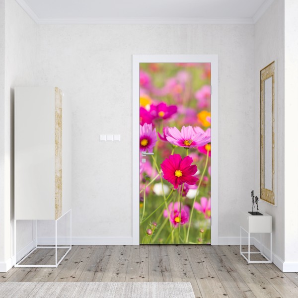 Naklejka na drzwi różowa łąka kosmosów w rozkwicie – Wallissimo® Naklejka na drzwi różowa łąka kosmosów w rozkwicie – Wallissimo®
