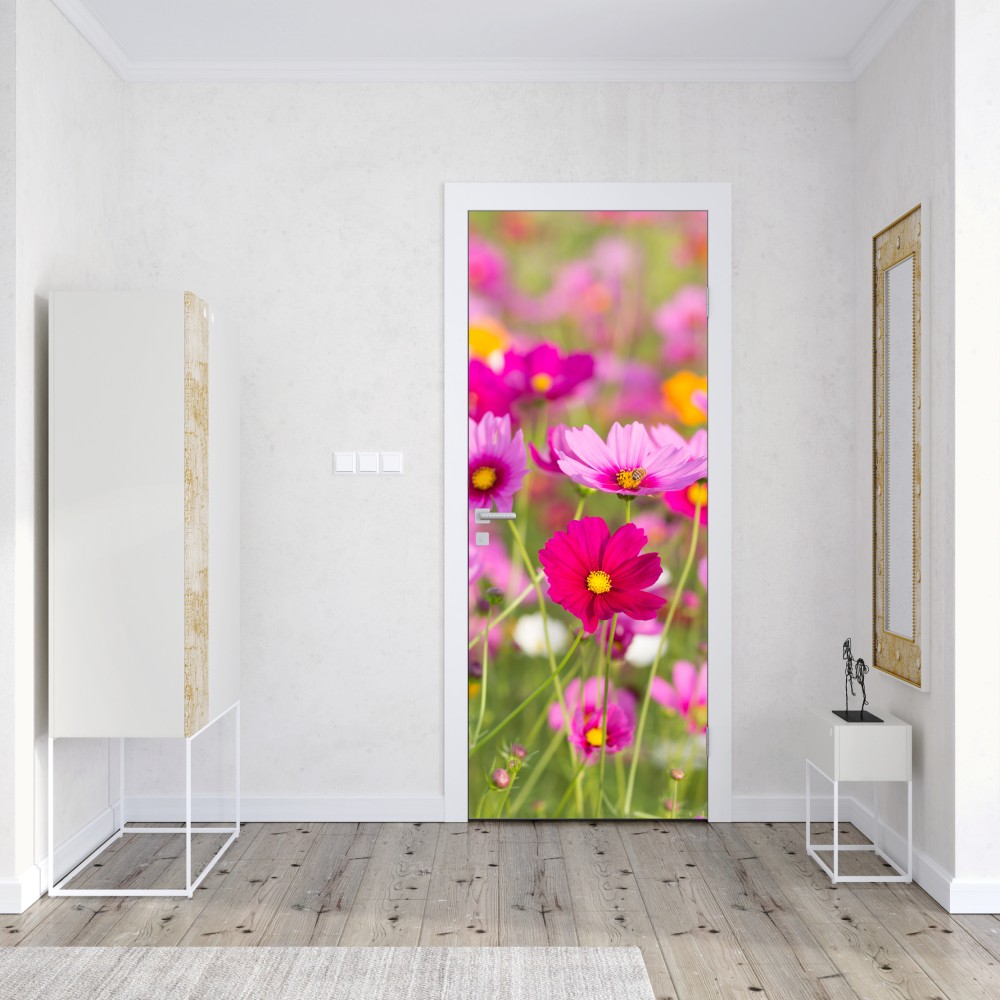 Naklejka na drzwi różowa łąka kosmosów w rozkwicie – Wallissimo® Naklejka na drzwi różowa łąka kosmosów w rozkwicie – Wallissimo®