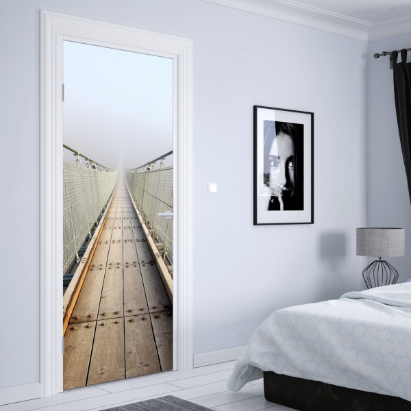 Naklejka na drzwi mglisty most wiszący prowadzący w mgłę – Wallissimo® Naklejka na drzwi mglisty most wiszący prowadzący w mgłę – Wallissimo®