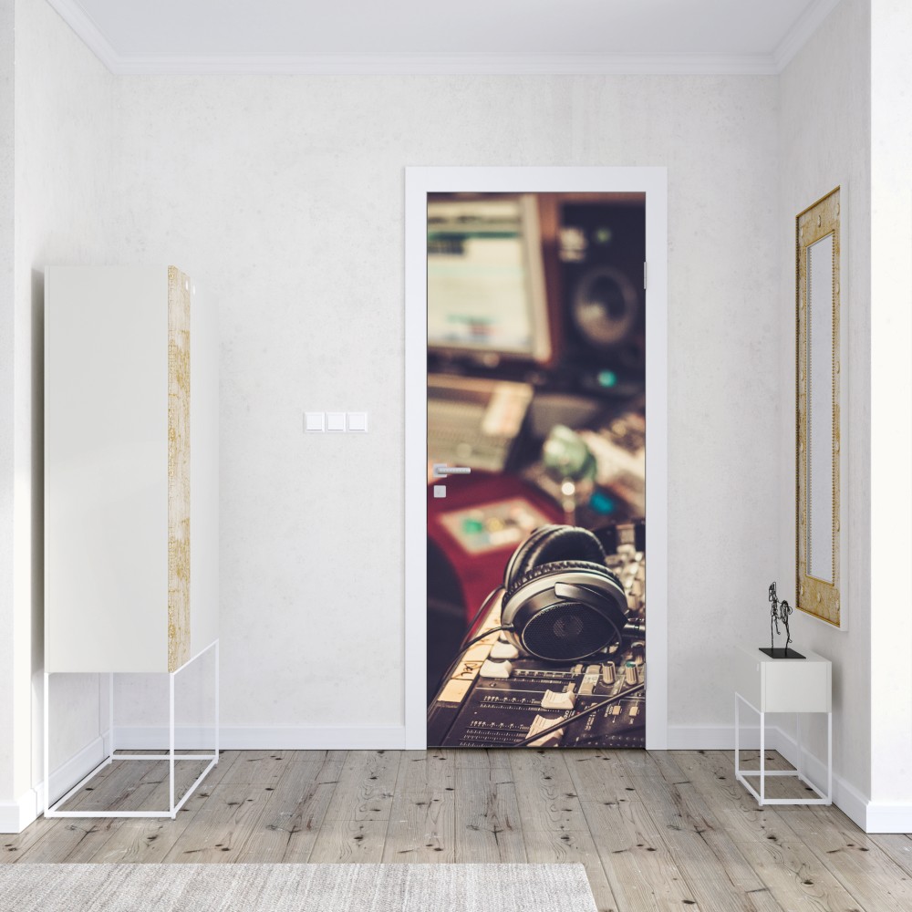 Naklejka na drzwi vintageowe studio nagraniowe przy konsoli mikserskiej – Wallissimo® Naklejka na drzwi vintageowe studio nagraniowe przy konsoli mikserskiej – Wallissimo®