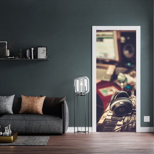 Naklejka na drzwi vintageowe studio nagraniowe przy konsoli mikserskiej – Wallissimo® Naklejka na drzwi vintageowe studio nagraniowe przy konsoli mikserskiej – Wallissimo®