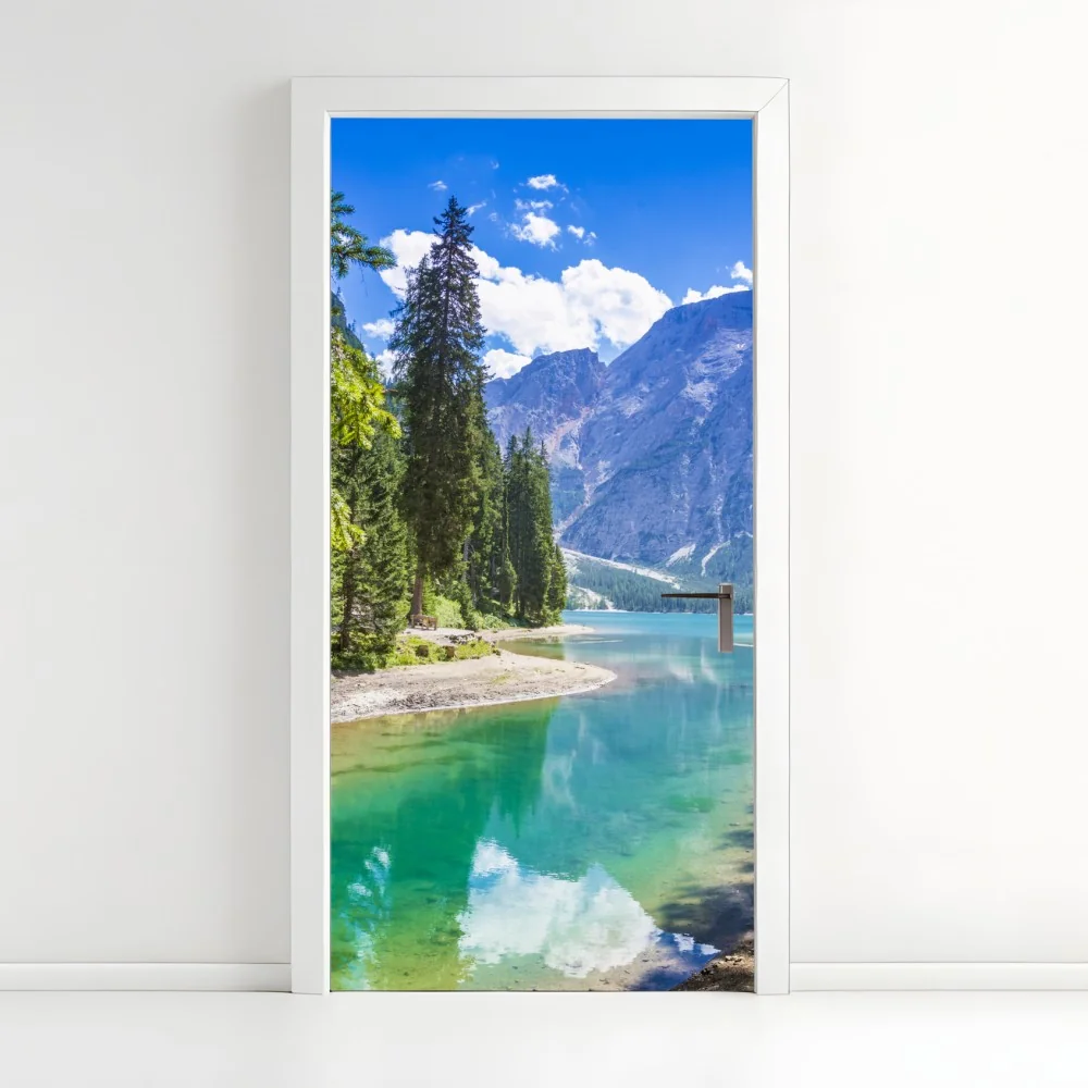 Naklejka na drzwi Pragser Wildsee turkusowe górskie jezioro – Wallissimo® Naklejka na drzwi Pragser Wildsee turkusowe górskie jezioro – Wallissimo®