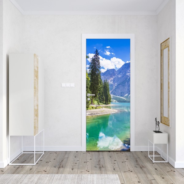 Naklejka na drzwi Pragser Wildsee turkusowe górskie jezioro – Wallissimo® Naklejka na drzwi Pragser Wildsee turkusowe górskie jezioro – Wallissimo®