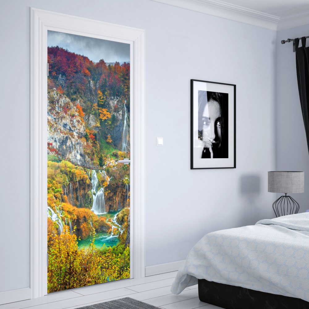 Naklejka na drzwi jesienne wodospady w malowniczym lesie – Wallissimo® Naklejka na drzwi jesienne wodospady w malowniczym lesie – Wallissimo®