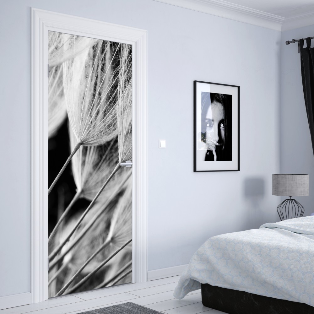 Naklejka na drzwi delikatne zbliżenie nasion dmuchawca czarno-białe – Wallissimo® Naklejka na drzwi delikatne zbliżenie nasion dmuchawca czarno-białe – Wallissimo®